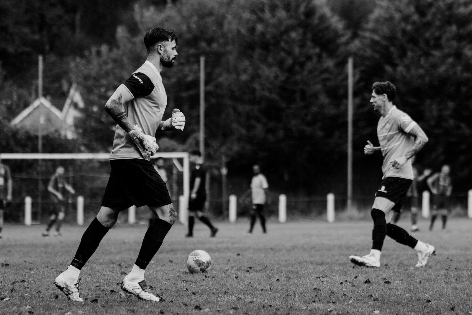Goalkeeper starting an attack in heavy rain